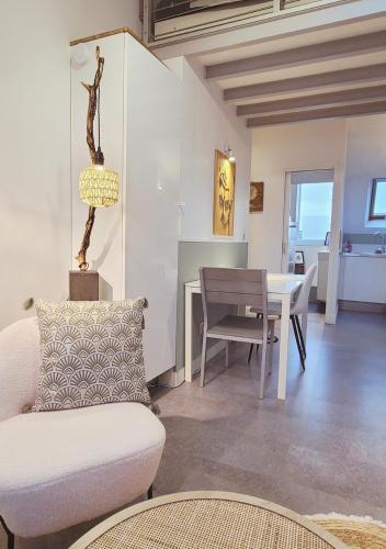 un salon avec un canapé et une table dans l'établissement Le Cozy Dream, à Dinard