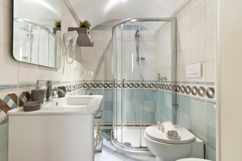 A bathroom at Dimora Vico Storella