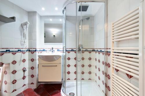 un baño con ducha y lavabo en Dimora Vico Storella, en Lecce