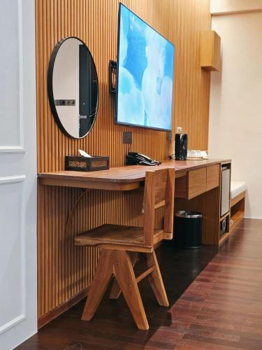The Palm Suite at Lava Mansionにあるテレビまたはエンターテインメントセンター