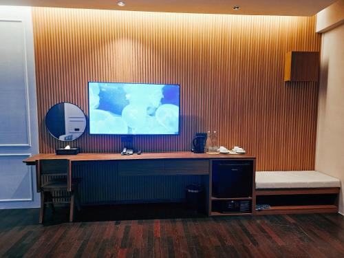 The Palm Suite at Lava Mansionにあるテレビまたはエンターテインメントセンター