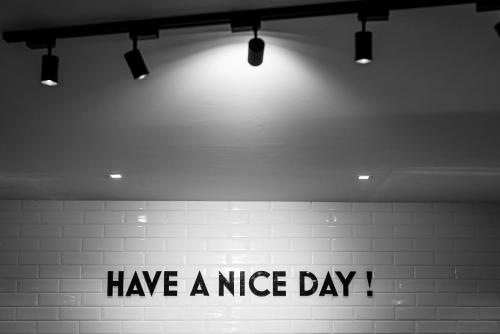 a wall with a sign that says have a nice day at Monreale Lifestyle Higienópolis São Paulo in Sao Paulo
