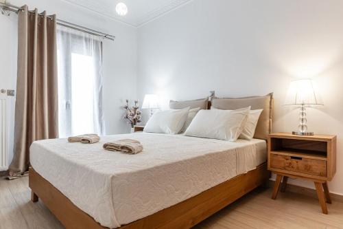 une chambre avec un lit avec deux serviettes dessus dans l'établissement Diamond of Naxos -Chora-, à Naxos Chora