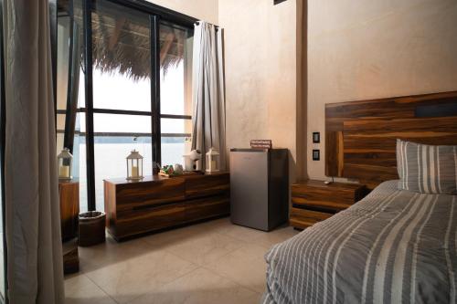 a bedroom with a bed and a view of the ocean at Playa Vikingos Tequesquitengo in Cuernavaca