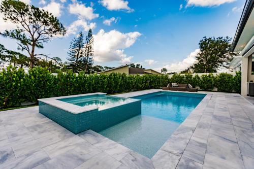 ネープルズにあるMimosa Manor 4-4 Luxury Home Near Vanderbilt Beachの庭のスイミングプール