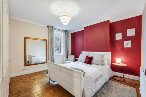 Postel nebo postele na pokoji v ubytování Spacious Private Apartment in Central Dartford with Free Parking TFL Zone 6
