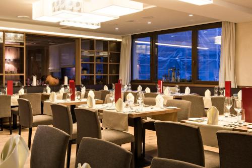 Ein Restaurant oder anderes Speiselokal in der Unterkunft Hotel Palü 
