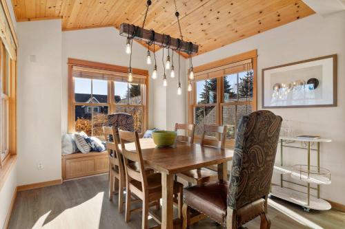 a dining room with a wooden table and chairs at New Build Walk to Sisters Arcade Peloton Fire Pit in Sisters