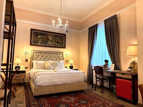 a hotel room with a bed and a desk and a desk at Hotel Boutique Patio Andaluz Cali Granada in Cali