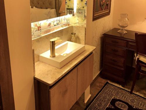a bathroom with a sink and a mirror at Hotel Boutique Patio Andaluz Cali Granada in Cali