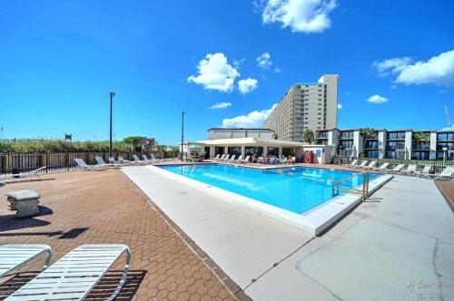 Swimmingpoolen hos eller tæt på Sugar Beach Condo B-14 by Emerald Coast Retreats
