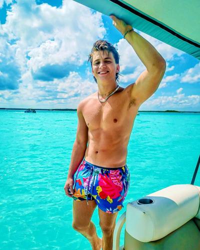 a man standing on the back of a boat in the water at Bacalar & Chacchoben Experiencia Todo Incluido desde Costa Maya - Solo Experiencia no incluye alojamiento - 170 USD por persona in Mahahual