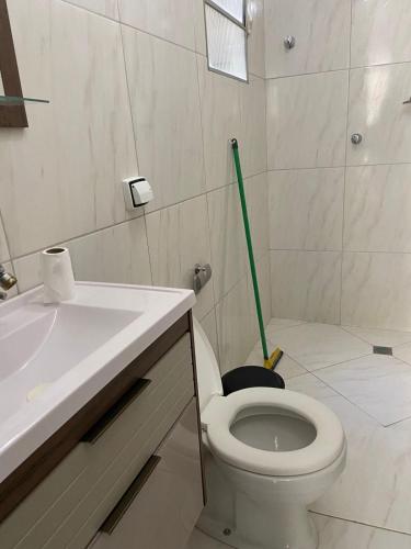 y baño con aseo, lavabo y fregona. en Solange, en Vitória da Conquista