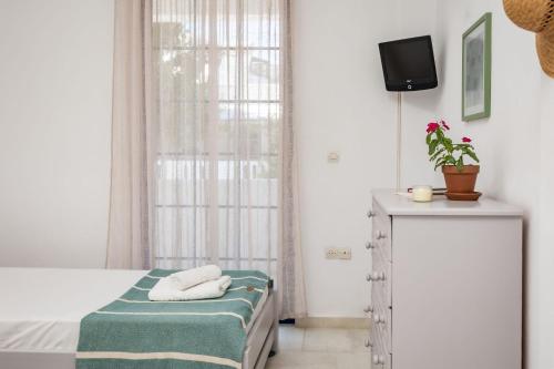 Ένα ή περισσότερα κρεβάτια σε δωμάτιο στο Hippocampus Apartments 2 min walk from the beach