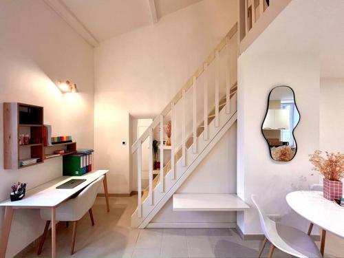 Cette chambre est dotée d'un escalier, d'un bureau et d'un miroir. dans l'établissement Appartement de charme avec Mezzanine, à Bastia