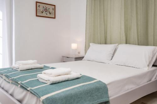 Ένα ή περισσότερα κρεβάτια σε δωμάτιο στο Hippocampus Apartments 2 min walk from the beach