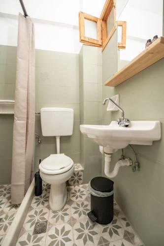 Ένα μπάνιο στο Hippocampus Apartments 2 min walk from the beach