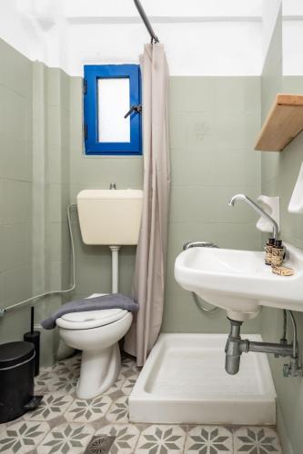 Ένα μπάνιο στο Hippocampus Apartments 2 min walk from the beach