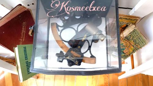a glass case with a clock in it on a floor at KosmeEtxea, la casa del Parque EBI727 in Bermeo
