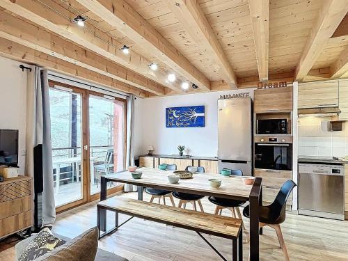 Duplex rénové, 8/10 pers, skis aux pieds, balcon sud, calme, piscine chauffée - FR-1-267-180