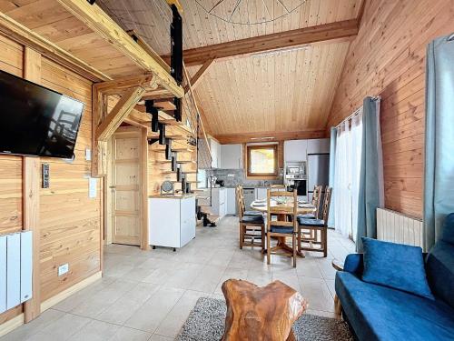 un salon avec un canapé bleu et une table dans l'établissement Chalet 6 pers, WiFi, parking, proche pistes - FR-1-267-297, à Villarembert