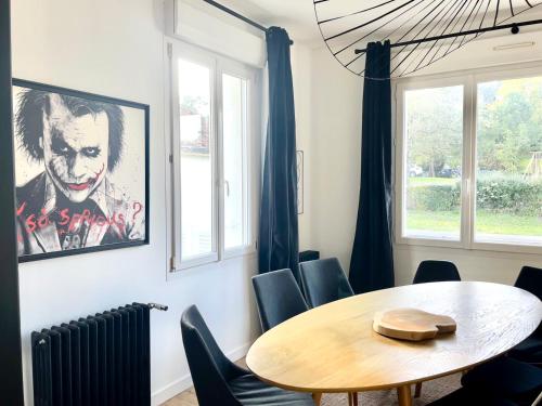 une salle à manger avec une table et des chaises dans l'établissement La maisonnette, à Cucq
