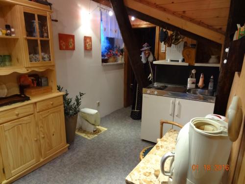 una cucina con un lavello e un piano di lavoro di Ferienwohnungen im Fachwerkhaus a Quedlinburg