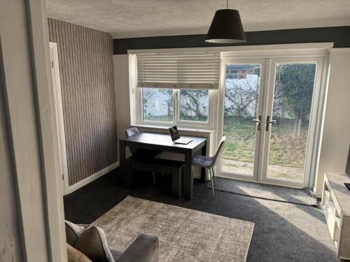 Φωτογραφία από το άλμπουμ του Downsview Bungalow- Spacious 3BR, contractor friendly, close to University & near AMEX Stadium, parking and free WIFI, BBQ στο Μπράιτον & Χόουβ