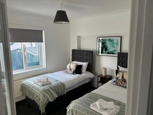 Ένα ή περισσότερα κρεβάτια σε δωμάτιο στο Downsview Bungalow- Spacious 3BR, contractor friendly, close to University & near AMEX Stadium, parking and free WIFI, BBQ