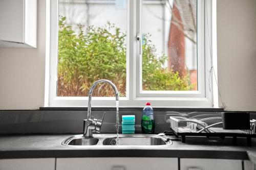 Fotografie z fotogalerie ubytování Spacious 3BR House in Reading - Perfect for Business Travellers, Contractors & Families FREE PARKING - Sleeps 8 v destinaci Reading