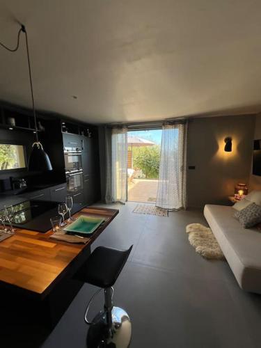 Il comprend une cuisine et un salon avec un bureau et un lit. dans l'établissement L'appart du mas du Zébu Bleu, à Vernègues