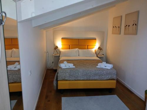 una camera da letto con un letto con due lampade sopra di Corte Sant'Orsola 4 a Bologna