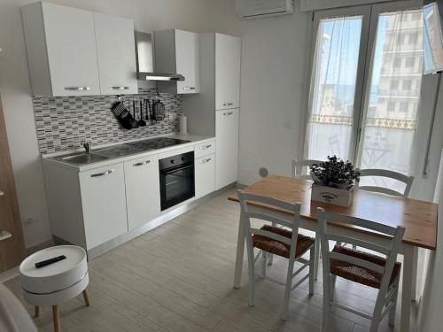 Kuchyň nebo kuchyňský kout v ubytování Incantevole Suite sul Mare