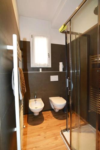 a bathroom with a toilet and a sink at Sant'Andrea - in pienissimo centro storico in Padova