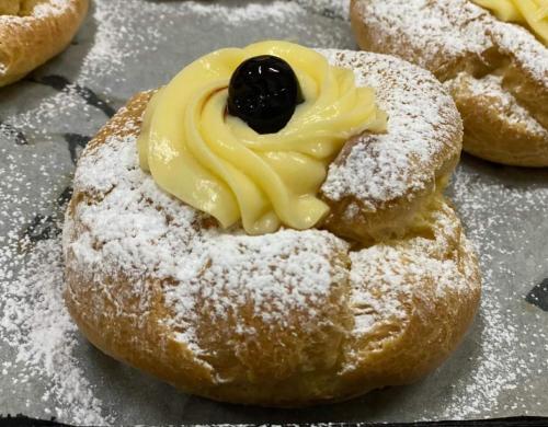a donut with powdered sugar on top of it with allerasteryasteryastery at Jungle Sunshine Apartment in Alessandria