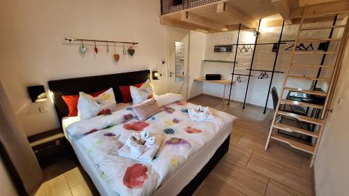 a bedroom with a bed with flowers on it at Auszeit Erfurt - stilvoller Bungalow mit Parkplatz - zentrumsnah in Erfurt