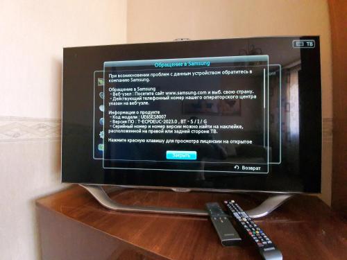 einem Fernseher mit zwei Fernbedienungen auf dem Tisch in der Unterkunft 2-х комнатная квартира в центре in Qaraghandy