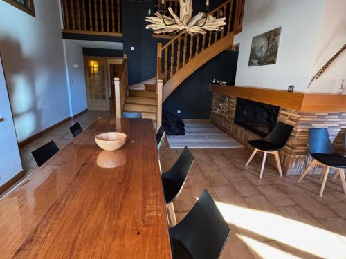 une salle à manger avec une table et des chaises et une cheminée dans l'établissement Duplex spacieux, 20 pers, 10 Multi Pass offerts, proche pistes, garage - FR-1-693-95, à La Chapelle-dʼAbondance