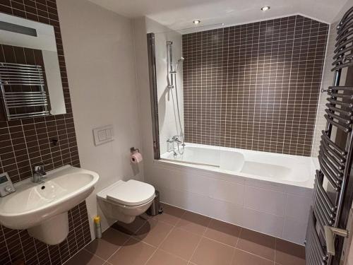 a bathroom with a toilet and a tub and a sink at Duplex 4 étoiles pour 20 pers. près des pistes à La Chapelle-d'Abondance - FR-1-693-95 in La Chapelle-dʼAbondance