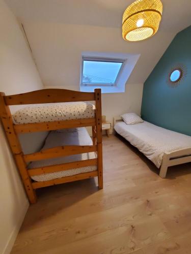 une chambre avec deux lits superposés et une fenêtre dans l'établissement Les palis de Sert, à La Chapelle-de-Brain