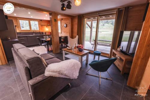 un salon avec un canapé et une table dans l'établissement Appartement lumineux neuf dans bas de chalet LE DOUGLAS, à La Joue du Loup