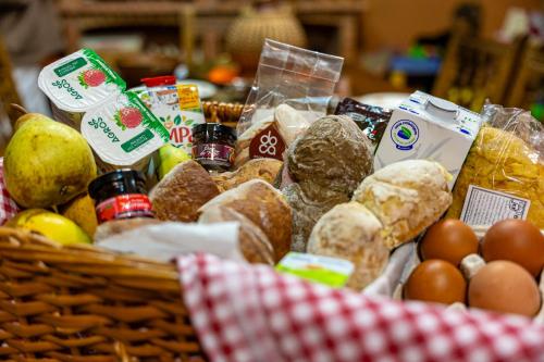 ein Korb voller verschiedener Brotsorten und Eier in der Unterkunft Quinta da Gala Countryhouse in Arouca