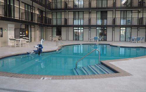 Bazén v ubytování Holiday Inn Harrisburg I-81 Hershey Area by IHG nebo v jeho okolí