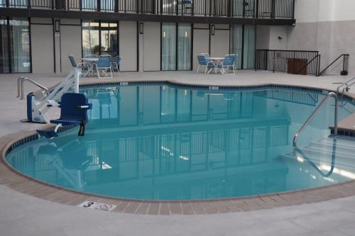 Bazén v ubytování Holiday Inn Harrisburg I-81 Hershey Area by IHG nebo v jeho okolí