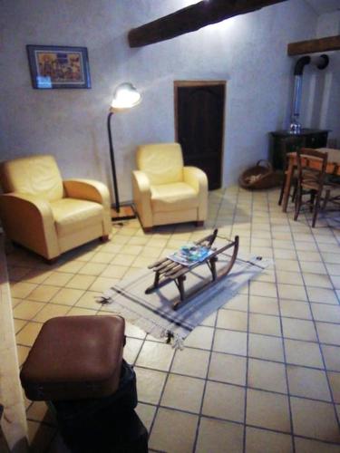 a living room with two chairs and a coffee table at Gîte à la campagne in Laborel