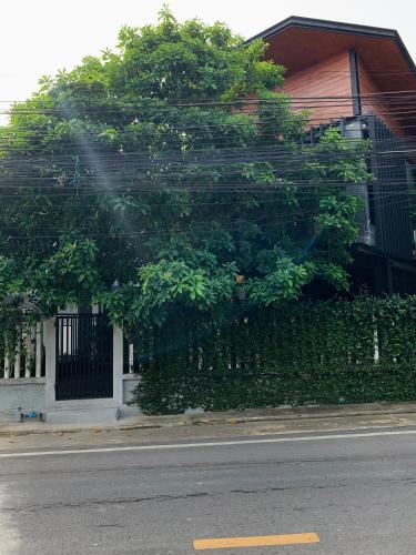 El edificio en el que está el hostal