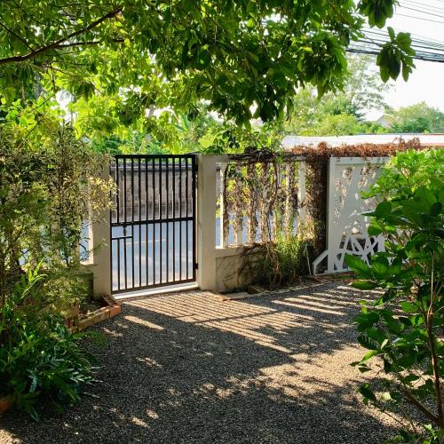 Un jardín fuera de The Melatonin Hostel - Whole Home แบบเหมาหลัง