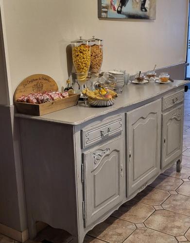 ブラザックにあるLe Relaxの上に食べ物が置かれたキッチンアイランド