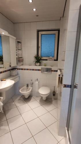 a bathroom with two toilets and a sink at Wohnung im Grünen in Eime