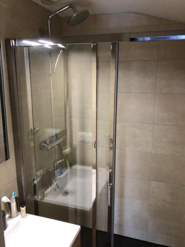une salle de bain avec une douche avec un lavabo et une baignoire dans l'établissement Appartement de charme Courchevel 1550, à Courchevel